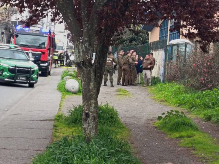 Concepción: mujer pirómana es detenida tras ser captada incendiando ruedas, basureros e intentar quemar un colegio
