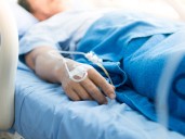 La ANMAT ahora detectó "desvíos de calidad" en suero para pacientes internados y clausuró un laboratorio