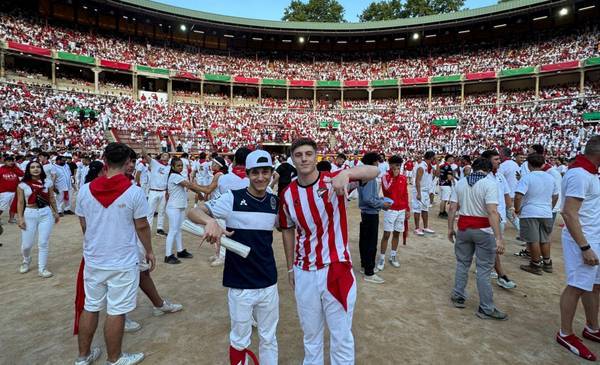 VIDEO. Con las del Pincha y el Lobo corriendo toros en San Fermín: la historia de dos jóvenes platenses en Pamplona