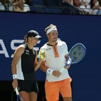 Weary Swiatek wins US Open mixed doubles opener