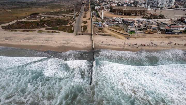 EEUU pinta de negro la valla fronteriza con México para elevar la temperatura y reducir el paso de migrantes
