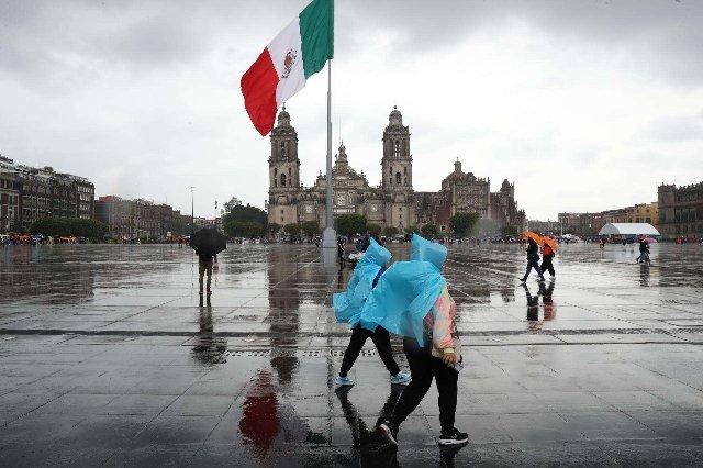 Lluvia rompe récord en el Zócalo de Ciudad de México
