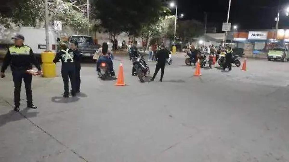 Decomisan motos por 48 horas a conductores sin casco en Ajalpan
