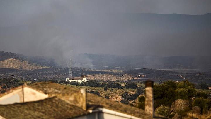 El incendio de Navalmoralejo quema 3.250 hectáreas, el 75 % en suelo extremeño