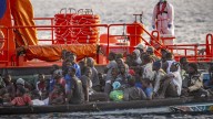 El traslado de menores migrantes de Canarias a la Península empieza con críticas de las comunidades autónomas