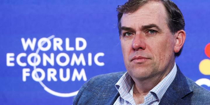CEO de Amazon Web Services advierte que es un error reemplazar a empleados sin experiencia con IA