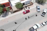 Localizan armas largas y chaleco antibalas de la policía en cateo de vivienda