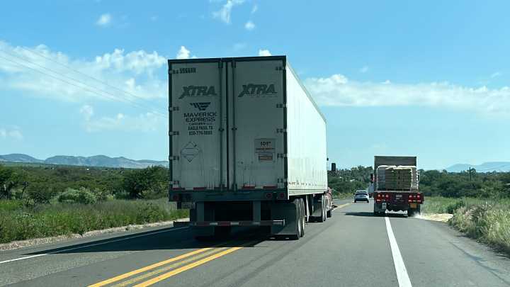 Blindan carreteras de Celaya tras aumento del 20% en robos a transportistas