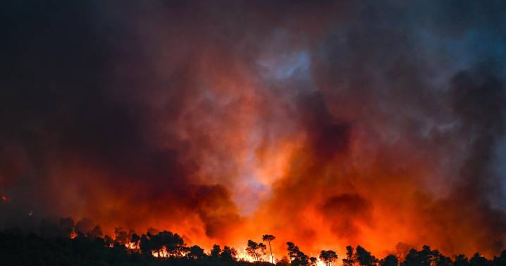 El megaincendio de Francia sigue ganando terreno: más de 16.000 hectáreas quemadas, un muerto y dos bomberos graves