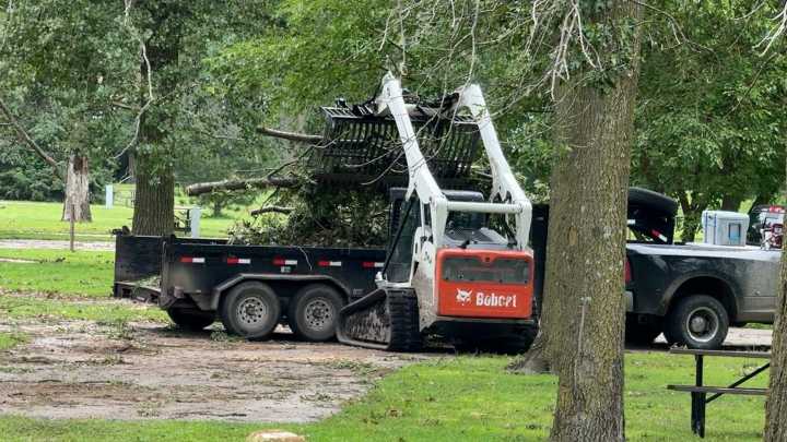 Tormentas del fin de semana dejan líneas eléctricas caídas, vientos huracanados y pérdidas mortales