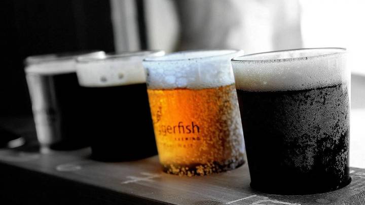 El café, el agua, y la cerveza "sin", las bebidas que más se han encarecido en este año