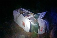 Vehículo con diez empleados volcó en la Ruta 39 tras esquivar un carpincho