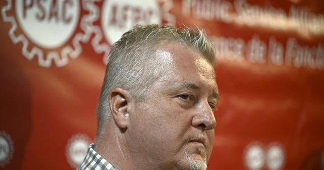 Federal union launches campaign denouncing cuts at CRA call centres