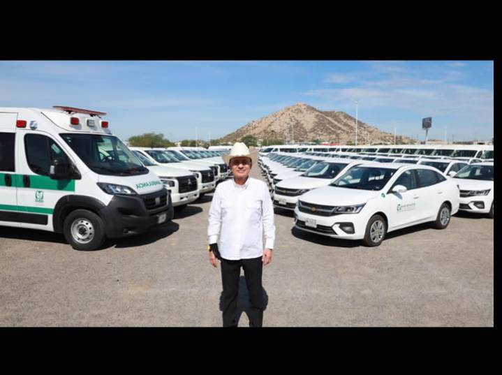 Entrega Durazo vehículos y ambulancias de IMSS