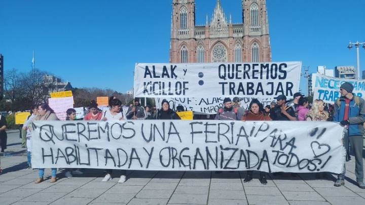 La Plata: feriantes se movilizaron a Gobernación por su derecho a trabajar