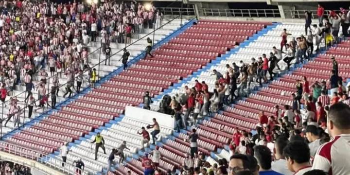 Violencia en el Estadio Metropolitano, un emocionante partido se volvió una trifulca