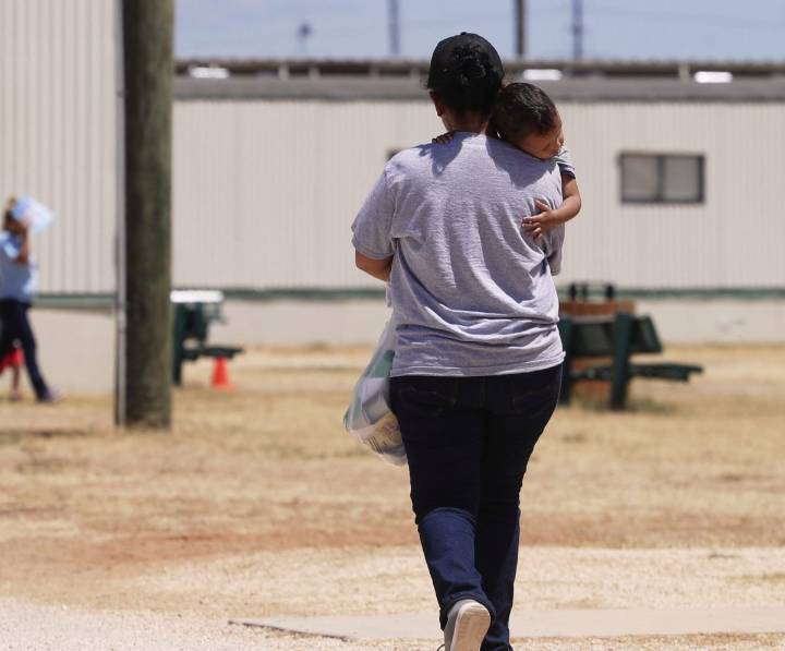 Demandan a ICE por enviar a 3 niños estadounidenses, incluido uno enfermo de cáncer, a Honduras