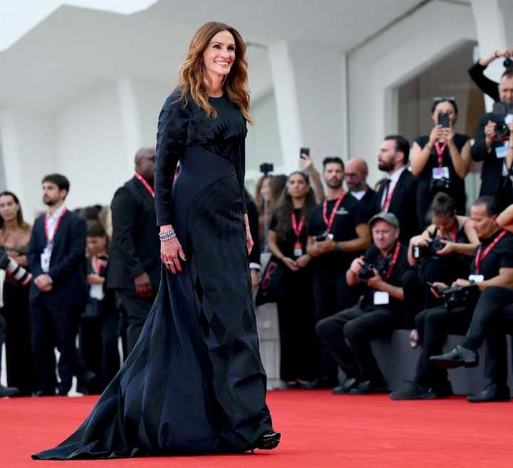 Julia Roberts incomoda y en polémica a su paso por Venecia