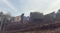 “Está ardiendo el pueblo”, claman vecinos de Lusio (Oencia, León) mientras intentan defender sus casas de las llamas