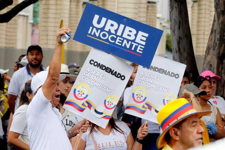 Las calles de Colombia estallan mientras los seguidores de Uribe convierten el veredicto en un grito de batalla