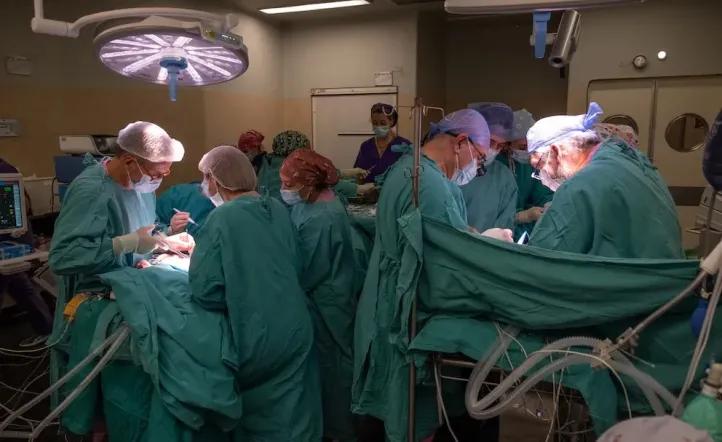 Con simulacros y un quirófano adaptado, el Hospital Garrahan concretó con éxito la separación de gemelas siamesas