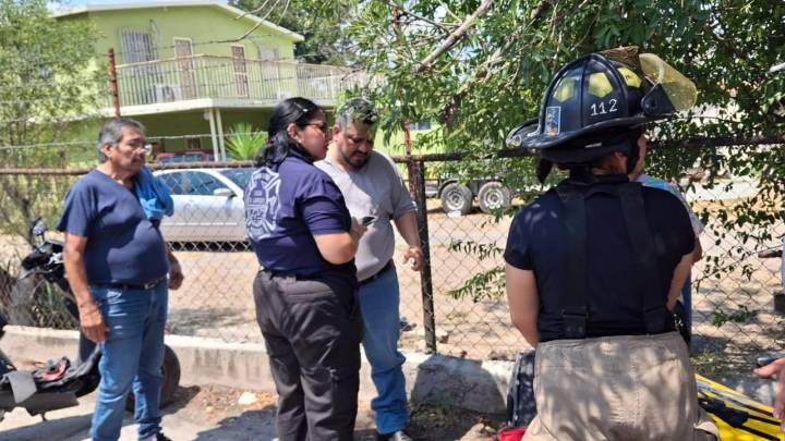 Jesús toma atajo y se estrella aparatosamente en su moto contra señalamiento en Nuevo Laredo
