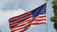 Arrestan a hombre por quemar bandera de Estados Unidos en protesta contra Trump