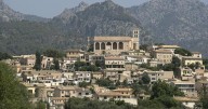 Escaleras hacia una iglesia gótica, pueblos con alma y mercados llenos de vida: el rincón de Mallorca que conserva la esencia de la isla