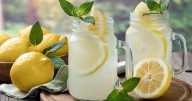 Formas creativas de preparar limonada para refrescarte en los días calurosos de verano
