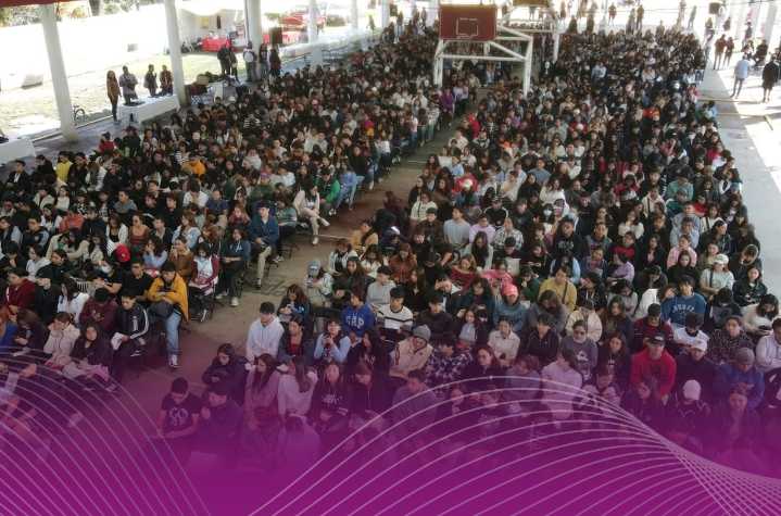 Más de mil jóvenes en Tlalnepantla reciben apoyo para continuar sus estudios