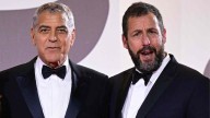 El divertido momento en el que George Clooney se convierte en el paparazzi de Adam Sandler en el Festival de Cine de Venecia