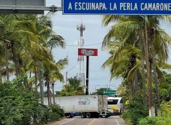 Bloqueos paralizan todos los accesos a Escuinapa; reportan incendios y detonaciones