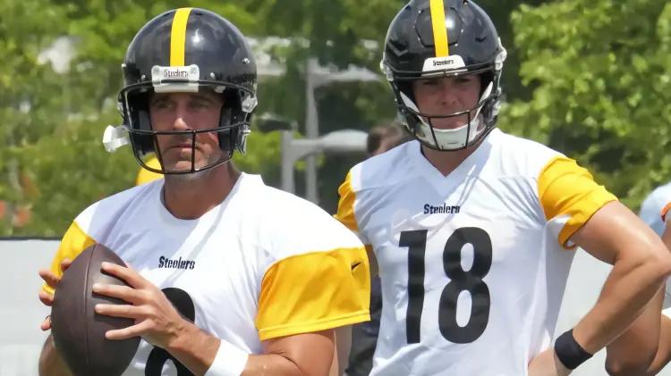 Aaron Rodgers batalla con su casco en los Steelers: 'Parece una nave espacial'