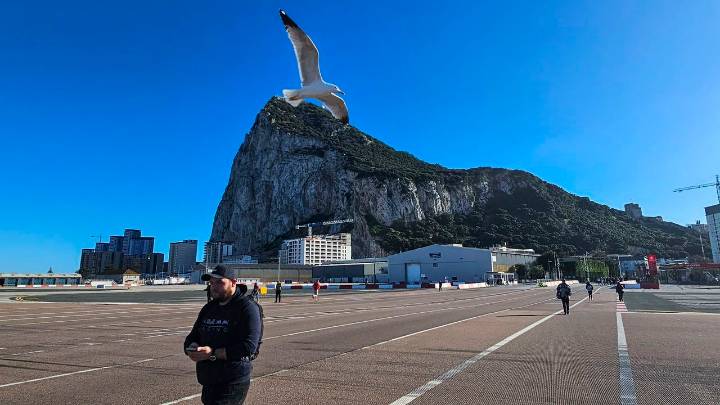 El derribo de la verja de Gibraltar se plantea para el mes de enero