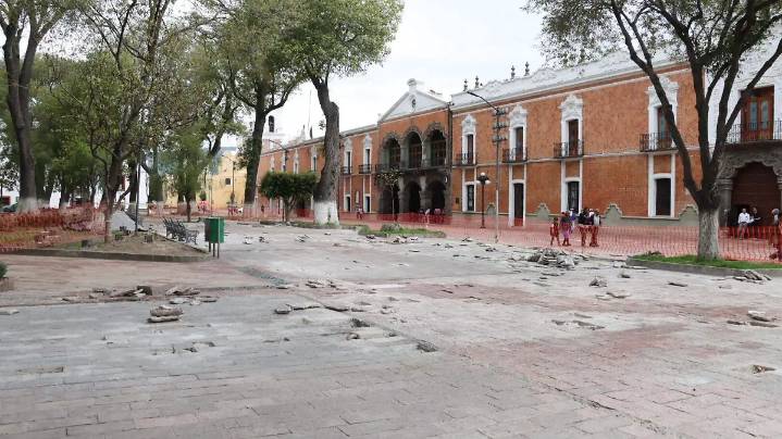 Efectúan trabajos de rehabilitación en la Plaza de la Constitución