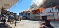 Bomberos combaten incendio en bodega de Santos Degollado y Ramón Rayón