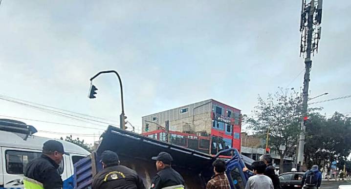 Trujillo: Joven resulta herido tras chocar su motocarguero con un auto