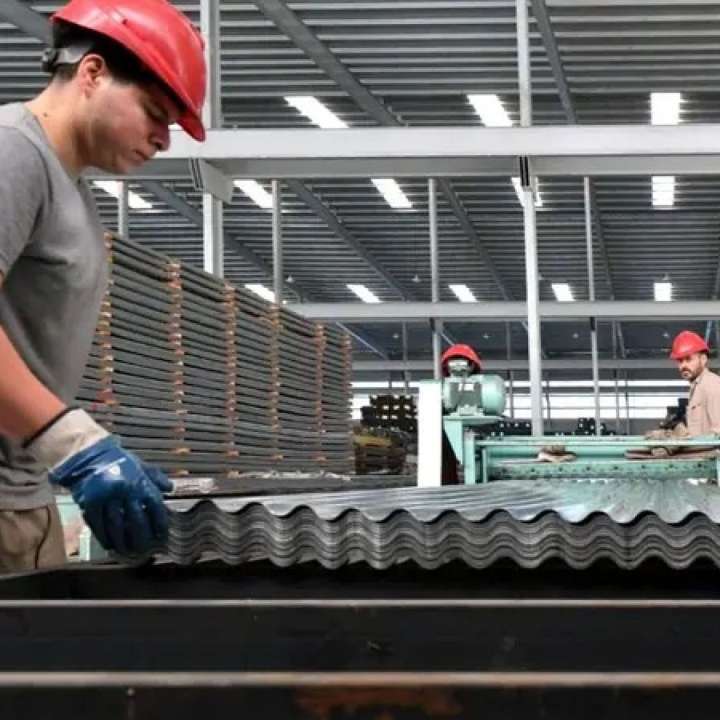 La industria sigue estancada en julio y advierte por la suba de tasas