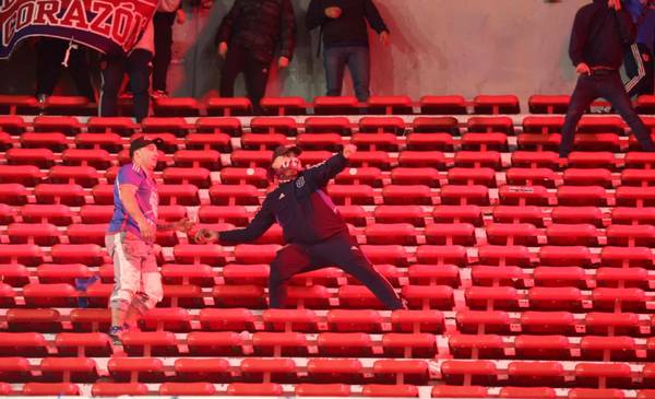 Violencia, escándalo e incidentes en Avellaneda: Independiente y la U de Chile, suspendido