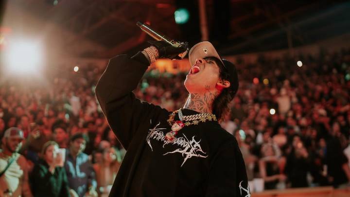 Natanael Cano golpea a su DJ y rompe equipo en Baja Beach Fest: el video del momento brutal