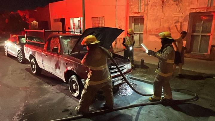 Camioneta arde en llamas por falla mecánica en colonia Centro de Torreón