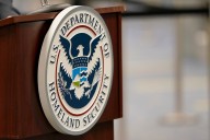 Inmigrante cubano denuncia que no recibió los $1,000 por autodeportarse con CBP Home