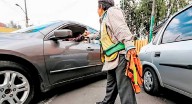 Multas y arrestos de hasta 36 horas para ‘viene viene’ en CDMX que apartan lugares o cobran por cuidar autos