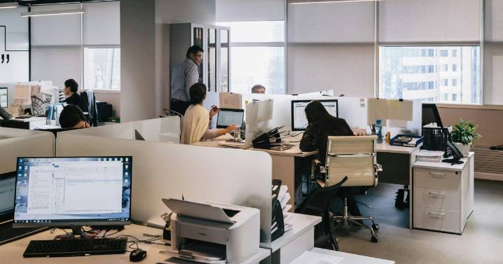 ¿Pueden ponerte cámaras en el trabajo? Un abogado lo aclara