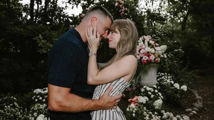 "It's a love story": Taylor Swift anunció su compromiso con Travis Kelce