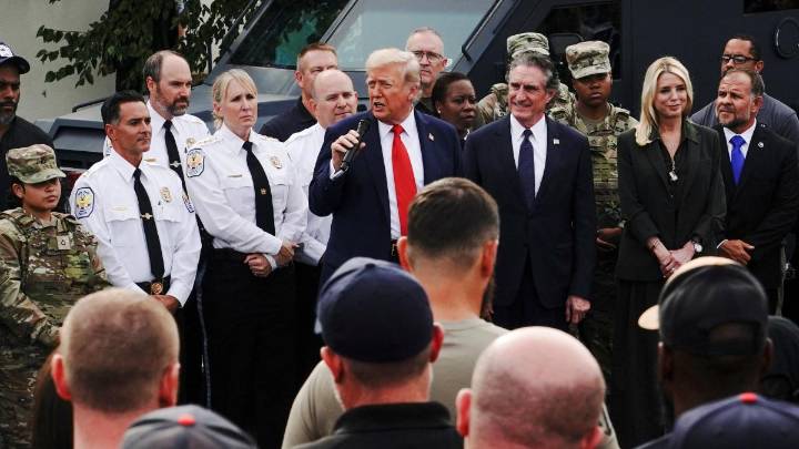 Trump saluda a las tropas desplegadas en Washington y advierte que pronto irán a otras ciudades