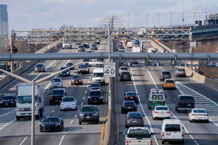 Hombre se niega a abandonar su casa por la construcción de una autopista: ahora entra por una tubería 