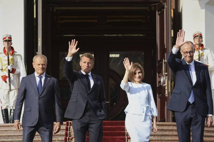 European leaders go to Moldova to mark its Independence Day ahead of a key election