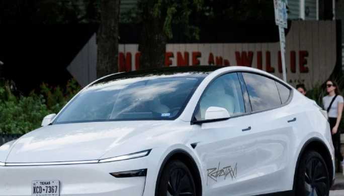 Accionistas demandan a Tesla por fraude; acusan que falsificaron datos de seguridad para los robotaxis