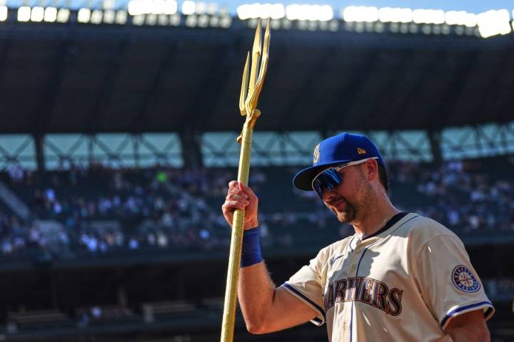 Cal Raleigh hits 50th homer, joining Mickey Mantle as switch